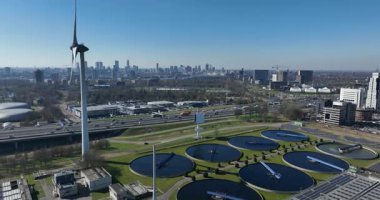 Atık su arıtma, Rotterdam silueti ve rüzgar türbini, hava aracı videosu..