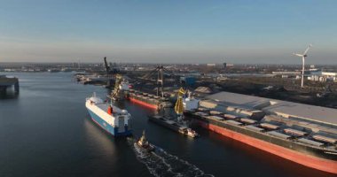 Amsterdam, Kuzey Hollanda, Hollanda, 26 Mart 2025: Kuru bölme terminali ve gemi taşımacılığı, lojistik, hava aracı videosu.
