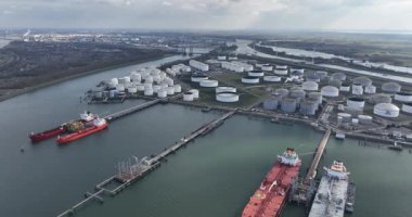 Rotterdam, Güney Hollanda, Hollanda, 31 Mart 2025: Vopak terminali, europoort terminali, Endüstriyel petrol nakliye sanayii.