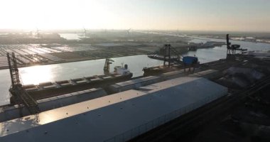 Amsterdam, Kuzey Hollanda, Hollanda, 26 Mart 2025: Kuru bölme terminali ve gemi taşımacılığı, lojistik, hava aracı videosu.