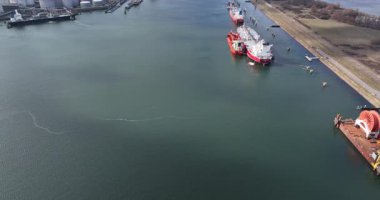 Calandcanal, Europoort, Rotterdam, Nakliye, Gemiler, Gemiler, Gemiler 'in insansız hava aracı videosu ortaya çıkıyor. Su yolu. Hava videosu.