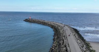 Kuzey denizine doğru koşan iskele. Denize giden yol. Bir hava aracı videosu.