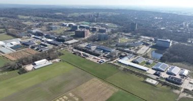 Wageningen, Hollanda, üniversite kampüsü, bilim ve eğitim merkezi. Hava videosu.