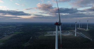 Günbatımı gökyüzünün altında yenilenebilir enerji, temiz ve yenilenebilir enerji. Hava aracı videosu.