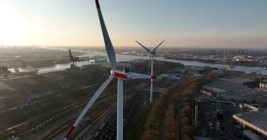 Amsterdam limanında temiz enerji, rüzgar türbini, Hollanda. Hava videosu.