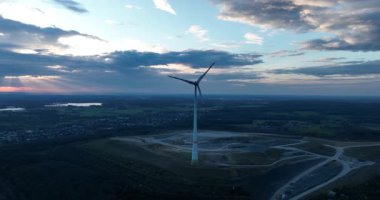 Rüzgar türbinlerinin temiz yenilenebilir enerjisi güzel bir gökyüzü, gün batımı, hava videosu altında.