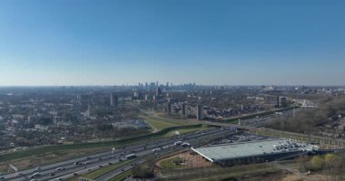 Rotterdam ufuk çizgisi üzerindeki şehir manzarası, SOuth Holland, Hollanda, Nieuwe Maas nehri, su üzerindeki güneş paneli. Hava aracı videosu