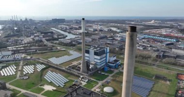 Velsen North, Ijmuiden 'daki elektrik santrali, fosil yakıtlar elektrik üretimini destekliyor. Hava aracı videosu.