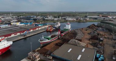 Beverwijk, Kuzey Hollanda, Hollanda, Hollanda, 2 Nisan 2025: Beverwijk 'teki sanayi limanı, gemi vinci dolusu ham madde yüklüyor. Nakil için. Hava görünümü.