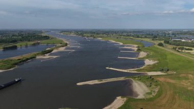 Waal nehri, su yolu, su üzerinde ulaşım ve lojistik. Hava aracı görünümü.