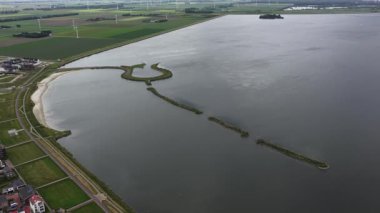 Lale adası, çiçek şeklinde küçük bir ada manzara sanatı, Zeewolde, Hollanda. Hava görünümü.