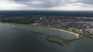 Lale adası, çiçek şeklinde küçük bir ada manzara sanatı, Zeewolde, Hollanda. Hava görünümü.