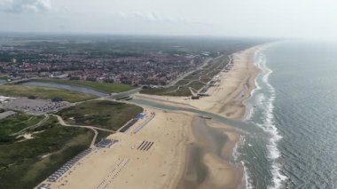 Katwijk, Buitenwaterring, Kuzey Denizi 'nden iç suların girişi. Sahil hattı. Güney Hollanda, Hollanda 'da. Hava aracı görünümü.