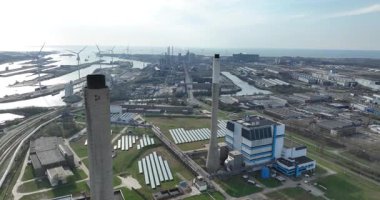 Velsen North, Ijmuiden 'daki elektrik santrali, fosil yakıtlar elektrik üretimini destekliyor. Hava aracı videosu.