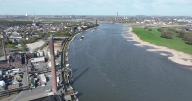 Duisburg, Almanya yakınlarındaki Ren Nehri yakınlarındaki sanayi bölgesinde duman yığını. Hava videosu.