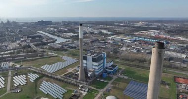Velsen North, Ijmuiden 'daki elektrik santrali, fosil yakıtlar elektrik üretimini destekliyor. Hava aracı videosu.
