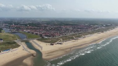 Katwijk, Buitenwaterring, Kuzey Denizi 'nden iç suların girişi. Sahil hattı. Güney Hollanda, Hollanda 'da. Hava aracı görünümü.