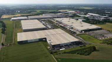 Monchengladbach, Kuzey Ren Vestfalyası, 14 Haziran 2025, Almanya. Zalando, DHL tedarik zinciri, lojistik. Ulaşım ve dağıtım merkezleri. Hava aracı videosu.
