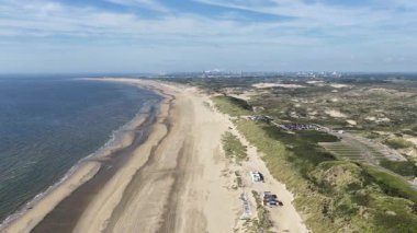 Zandvoort 'taki sahil Bloemendaal, kıyı köyleri, kuzey denizi ve kumlu sahil, yaz mevsimi. Hava videosu.