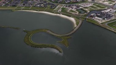 Lale şeklinde küçük bir ada, manzara mimarisi ve sanat. Hava aracı videosu. Zeewolde, Flevoland, Hollanda.
