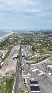 Zandvoort yarış pisti, formül etkinliği, Hollanda kıyıları boyunca Motorsporları ve araba sporları. Hava görüntüsü. Dikey drone videosu.