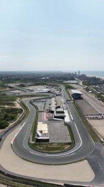 Zandvoort yarış pisti, formül etkinliği, Hollanda kıyıları boyunca Motorsporları ve araba sporları. Hava görüntüsü. Dikey drone videosu.