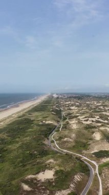 Kumullar, kuzey denizi boyunca kıyı şeridi. Kum Sahil, Hollanda. Dikey hava aracı videosu.