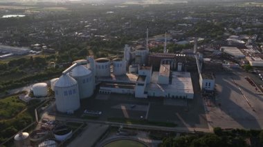 Şeker fabrikası, endüstriyel gıda endüstrisi, şeker rafinerisi, tesis genel değerlendirmesi. Julich, Rhineland, Almanya. Hava videosu.