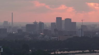 Amsterdam 'ın ufuk çizgisi, Kuzey Hollanda, Hollanda. Günbatımı, binalar gökyüzü manzaralı
