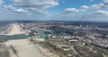 Scheveningen limanı, sanayi ve eğlence sektörü, balıkçılık şirketleri, gemiler, deniz, sahil. Netherandlar. Hava aracı videosu.