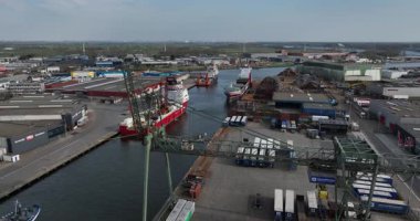 Beverwijk, Kuzey Hollanda, Hollanda, Hollanda, 2 Nisan 2025: Beverwijk 'teki sanayi limanı, gemi vinci dolusu ham madde yüklüyor. Nakil için. Hava görünümü.