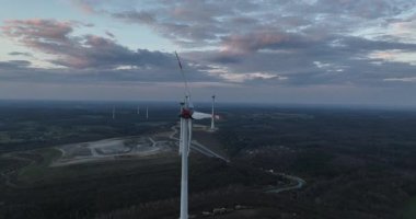Güzel bir gökyüzü altında temiz enerji, gün batımı, hava aracı videosu.