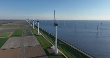 Rüzgar türbinleri, kıyı rüzgar enerjisi, rüzgardan gelen temiz enerji, elektrik. Bir hava aracı görüntüsü.