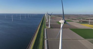Rüzgar türbinleri, kıyı rüzgar enerjisi, rüzgardan gelen temiz enerji, elektrik. Bir hava aracı görüntüsü.