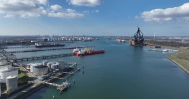 Rotterdam, Güney Hollanda, Hollanda, 31 Mart 2025: Vopak terminali, europoort terminali, Endüstriyel petrol nakliye sanayii.