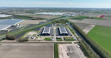 Büyük ölçekli veri merkezi, veri tabanı, hesaplama merkezi, sunucu alanı, endüstriyel ölçekli hesaplama veri teknolojisi altyapısı, hava aracı görünümü.