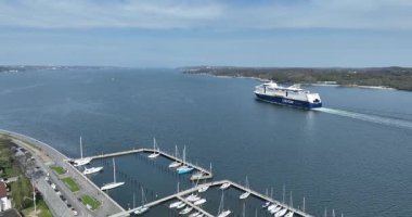 Kiel, Holstein, Almanya, 16 Nisan 2025: Kiel 'i Baltık Denizi' nde terk eden renkli seyir, hava aracı görüntüsü.