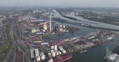 Bremen, Free Hanseatic City, Bremen, Almanya, 13 Nisan 2025: Bremen Limanı, elektrik santrali, sanayi tesisleri. Hava aracı görünümü.