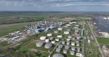 Heide rafinerisi, petrol, fosil yakıtlar, enerji, kimyasal, sentetik endüstri, depolama tankları, petrol ürünleri. Hava aracı görüntüsü. Brunsbuttel, Almanya.