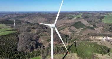 Rüzgar türbinleri yeşil arazide, rüzgar enerjisi, rüzgar enerjisi, elektrik, hava aracı görüntüsü.