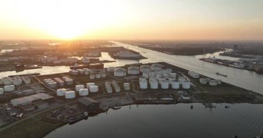 Ağır sanayi bölgesi, ticaret, lojistik, gemiler, gemiler ve vinçler, Amsterdam limanı. hava görünümü.