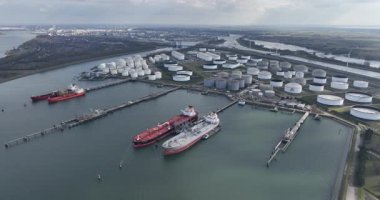 Rotterdam, Güney Hollanda, Hollanda, 31 Mart 2025: Vopak terminali, europoort terminali, Endüstriyel petrol nakliye sanayii.
