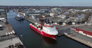 Beverwijk, Kuzey Hollanda, Hollanda, 2 Nisan 2025, kıyı operasyonları için Fugro gemisi. İskeleye yanaştık. Hava aracı görünümü.