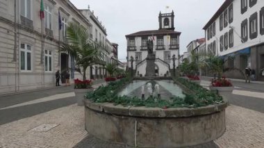 Ponta Delgada, Sao Miguel, 31 Aralık 2024, Portekiz. Ponta delgada şehir merkezi manzaralı, San Sebastian Kilisesi, meydan, çeşme, meydan, şehrin sokakları..