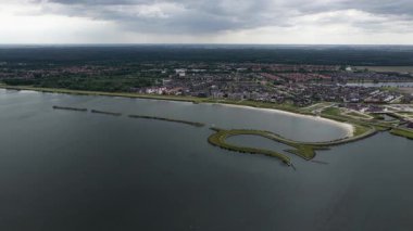 Lale şeklinde küçük bir ada, manzara mimarisi ve sanat. Hava aracı videosu. Zeewolde, Flevoland, Hollanda.