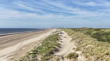 Zandvoort 'taki sahil Bloemendaal, kıyı köyleri, kuzey denizi ve kumlu sahil, yaz mevsimi. Hava videosu.