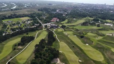 Noordwijkse golf kulübü, Northwijk Golf Kulübü, kum tepelerinde yeşil golf sahası. Çimenler ve yeşiller, 18 delik, sığınaklar, spor ve eğlence. Hava videosu.