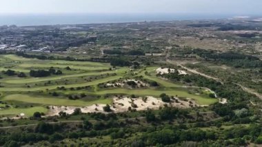 Noordwijkse golf kulübü, Northwijk Golf Kulübü, kum tepelerinde yeşil golf sahası. Çimenler ve yeşiller, 18 delik, sığınaklar, spor ve eğlence. Hava videosu.