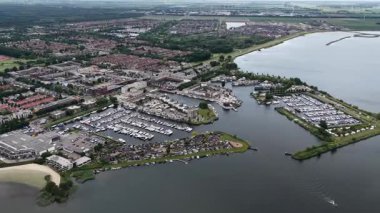 Zeewolde Limanı, Flevoland, Hollanda Wolderwijd 'de eğlence limanı. İç sularda. Hava aracı videosu.