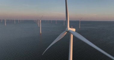 Yenilenebilir temiz enerji, iklim değişikliği çözümü, alternatif enerji kaynakları. Rüzgar türbini, kıyı açıklarında rüzgar türbini. Rüzgar parkı. Afsluitdijk, Hollanda. Hava görünümü.